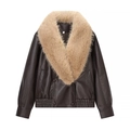 Detalle de chaqueta de cuero sintético marrón oscuro con cuello de pelo desmontable - Marrón