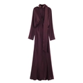 Détail d'une robe longue en satin bordeaux avec col en V et écharpe décorative assortie - XS / Bordeaux