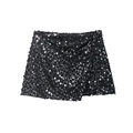 Gros plan d'une mini-jupe portefeuille à paillettes noires montrant texture et détails - Noir