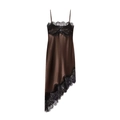 Détail de la robe nuisette en satin marron avec bordure en dentelle noire raffinée - XS / Café