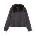 Dettaglio del cardigan in maglia antracite con collo in ecopelliccia marrone e bottoni - Taglia S / Grigio scuro