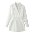 Detalle de vestido blazer blanco con cintura tipo corsé y pespuntes radiales visibles - S / Blanco