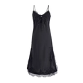 Détail de la robe nuisette en satin noir avec dentelle de cils et nœud sur le devant - Noir
