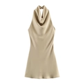 Detalle de vestido de satén champán con cuello drapeado elegante y hebilla decorativa - Camel