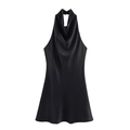 Detalle del top halter de satén negro con cuello drapeado y textura de seda fina - Negro