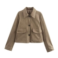 Detail der braunen Wildlederimitat-Jacke mit klassischem Revers und zwei großen Taschen - S / Khaki