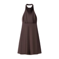Détail d'une robe dos nu en satin marron foncé élégante avec texture soyeuse et bouton - Brun Foncé