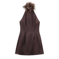 Elegante bruine halter-mini-jurk met struisvogelveren halslijn en zijdeachtige satijnstof - XS / koffiekleur