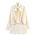 Elegante camicetta in raso crema a maniche lunghe con maxi fiocco e vita aderente - XS / Beige