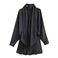 Dettaglio dell'abito corto in raso nero con elegante scollo a sciarpa e maniche lunghe - XS / Nero
