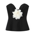 Détail d'une applique florale 3D blanche sur un haut bustier noir à coupe ajustée - XS / Noir