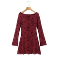 Mini abito attillato in pizzo bordeaux con motivi floreali floccati e maniche a campana - S / Borgogna