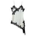 Détail de la robe nuisette en satin blanc perle avec bordure en dentelle noire délicate - Patchwork Noir et Blanc