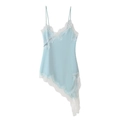 Vue détaillée de la bordure en dentelle blanche sur une robe nuisette en satin bleu - Bleu clair