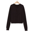 Vista frontale di un cardigan minimalista in maglia a maniche lunghe con bottoni - XS / Caffè