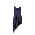 Dettaglio di un abito sottoveste in raso viola scuro con eleganti bordi in pizzo - Blu navy