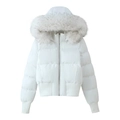 Kurze weiße Steppjacke mit Kunstpelzkapuze und silbernem Reißverschluss-Detail - S / Weiß