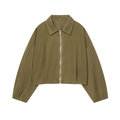 Detalle en plano de chaqueta verde oliva oscuro con cremallera metálica y solapa alta - S / Top Verde Matcha