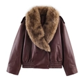 Détail d'une veste en similicuir bordeaux avec grand col en fausse fourrure marron - Bordeaux