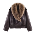 Détails du col en fausse fourrure et texture grainée de la veste en PU marron - Café