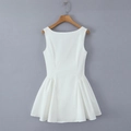Elegante vestido blanco sin mangas con hombros descubiertos, falda plisada y corte ajustado - S / Blanco