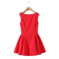 Mini vestido rojo sin mangas con escote de hombros caídos y falda plisada A - S / Rojo
