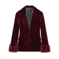 Détail d'un blazer en velours bordeaux avec une luxueuse garniture de plumes aux manches - XS / Hauts