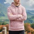 Gros plan d'un sweat à capuche rose pour homme avec tissu texturé gaufré et cordon de capuche - M / Rose Lotus