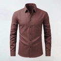 Dettaglio camicia di lino bordeaux con colletto classico, taschino e bottoni scuri - M / Borgogna