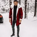 Dikke bordeauxrode parka voor heren met imitatie lamswol in een winters sneeuwlandschap - M / Tops / Rood