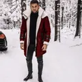 Dikke bordeauxrode parka voor heren met imitatie lamswol in een winters sneeuwlandschap - M / Tops / Rood