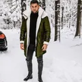 Legergroene winterparka voor heren met dikke lamswollen voering en lederen gespdetails - M / Tops / Groen