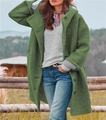 Dettaglio cappotto di lana verde erba con cappuccio in pile e bottoni scuri - S / Verde