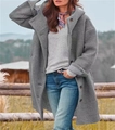 Scatto all'aperto di un cappotto lungo grigio con cappuccio, grandi bottoni e tessuto ruvido - S / Grigio