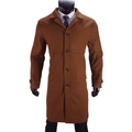 Detailweergave van de wollen jas met enkele rij knopen, revers en mouwknoopdetails - M / camel