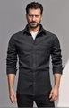 Dettaglio camicia di denim grigio scuro con trama del tessuto, bottoni e taschino - S / Nero