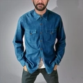 Detalle de camisa vaquera lavada para hombre con bolsillos de pecho y botones en contraste - S / Azul