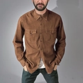 Detalle de camisa cargo marrón para hombre en algodón con bolsillos con solapa y botones - S / Caqui