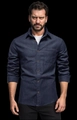 Dettaglio camicia in denim blu scuro slim fit con bottoni marroni a contrasto e taschino - S / Blu navy