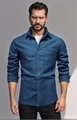 Dettaglio camicia di jeans blu scuro da uomo con bottoni a contrasto e taschino - S / Blu