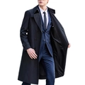 Details des klassischen zweireihigen schwarzen Trenchcoats mit Revers und Riemen - M / Schwarz
