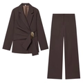Dettaglio della giacca da completo marrone scuro con fibbia dorata e pieghe in vita - XS / Top E Pantaloni / Marrone