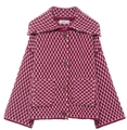 Detail van bordeauxrood gebreid vest met ruitpatroon, revers en houten knopen - XS / Roze