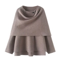 Dettaglio di poncho in maglia marrone con bottone sul collo e orlo asimmetrico a strati - S / Cachi