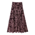 Détail d'une jupe longue à imprimé paisley marron foncé avec une taille haute chic - S / Rose