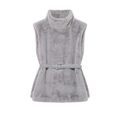 Gilet chic in ecopelliccia grigia a collo alto con cintura coordinata su sfondo bianco - Grigio