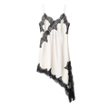 Détail de la robe nuisette en satin blanc avec dentelle noire et ourlet asymétrique élégant - Noir & Blanc