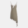 Détail d'une robe nuisette en soie taupe avec bordure en dentelle et ourlet asymétrique - Kaki