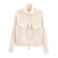 Dettaglio del collo alto e della cerniera in metallo sul cardigan in maglia crema - S / Bianco latte