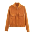 Dettagli di un cardigan in maglia arancione con collo alto e tasche sul petto - S / Rosso Arancio